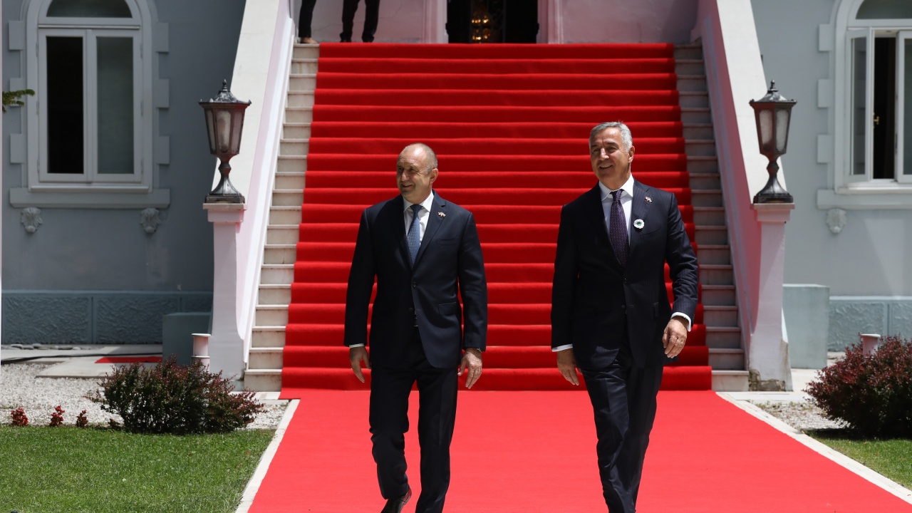 Продължава посещението на президента в Черна гора.
Той е на официална