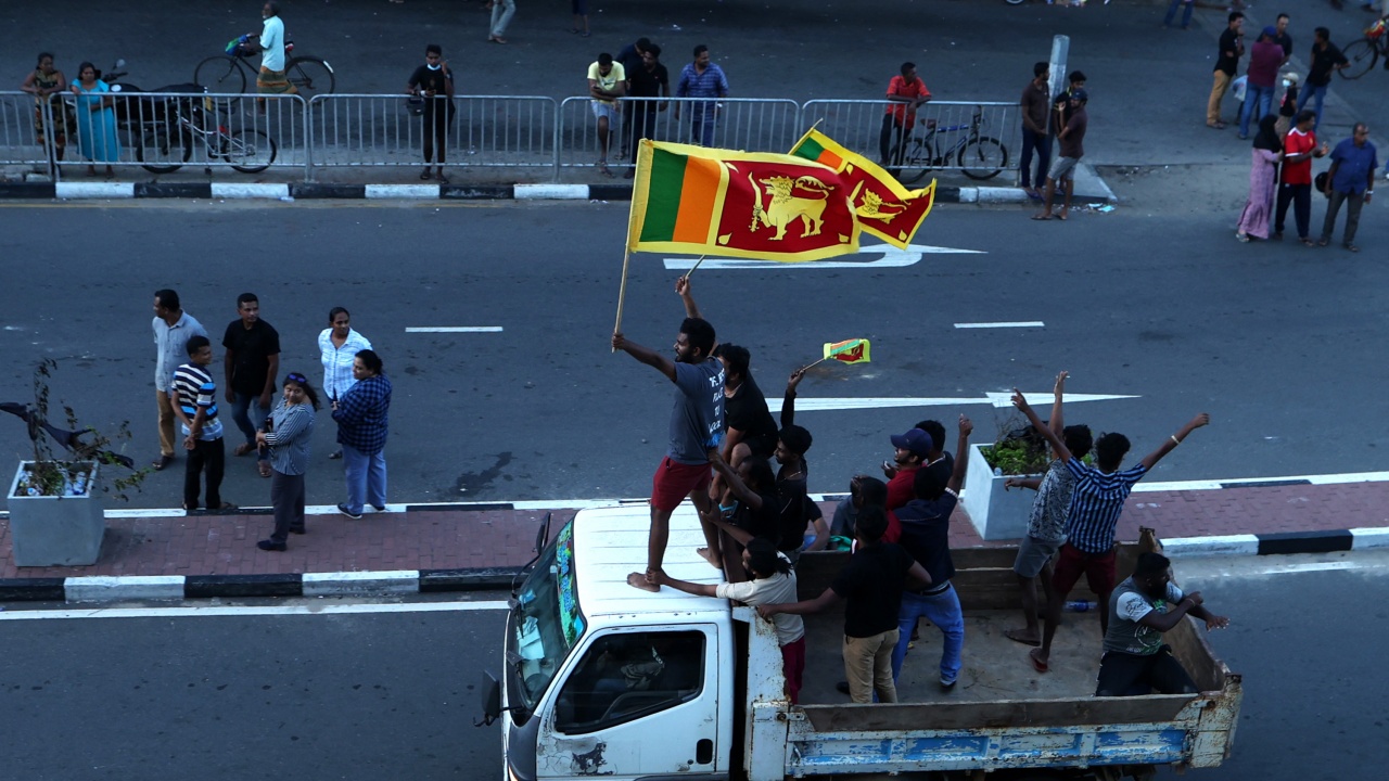 Президентът на Шри Ланка е напуснал страната
