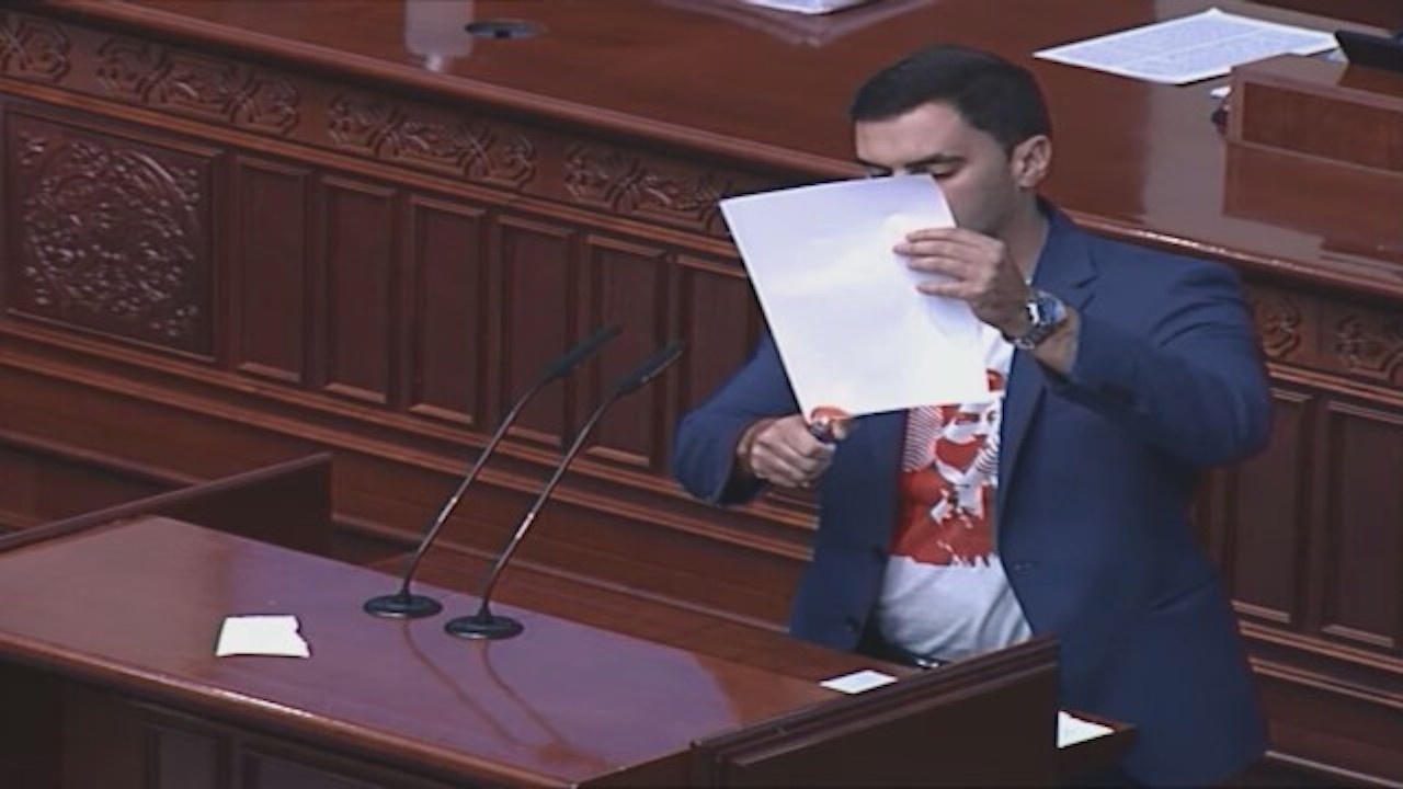 Северномакедонски депутат изгори френското предложение в парламента