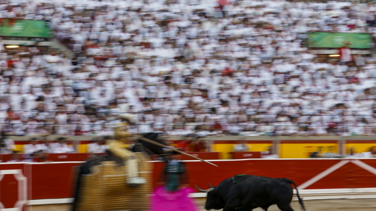 Скоростно бягане пред бикове в Испания. Шестима са ранени