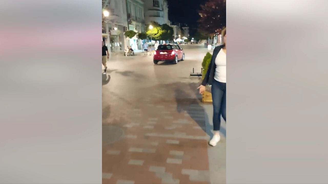 Видеоклип на движеща се в пешеходната зона на Варна кола