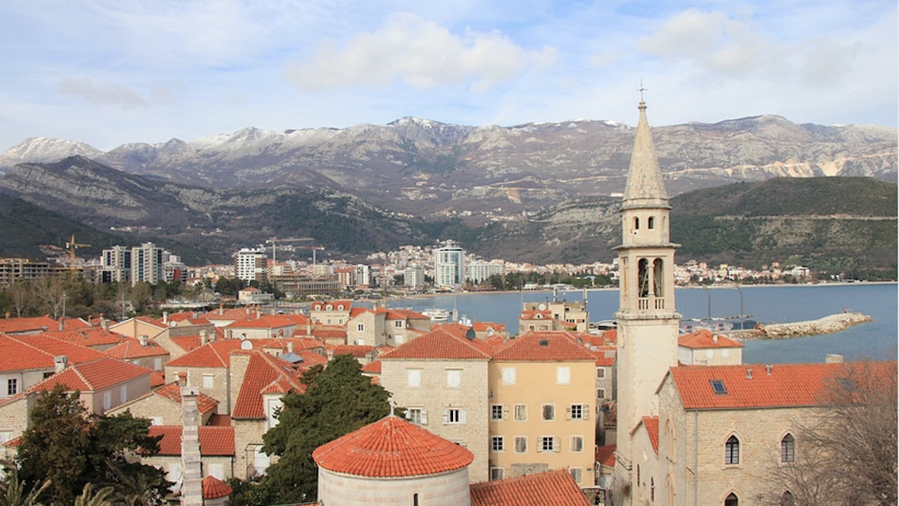 В  разгара на туристическия сезон черногорският курорт Будва не може