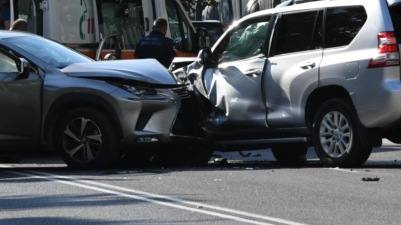 Катастрофа с шест автомобила затруднява движението в участъка между пътния