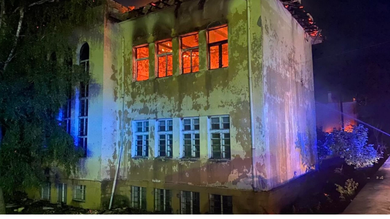 Пожар изпепели покрива на училището в карловското село Васил Левски