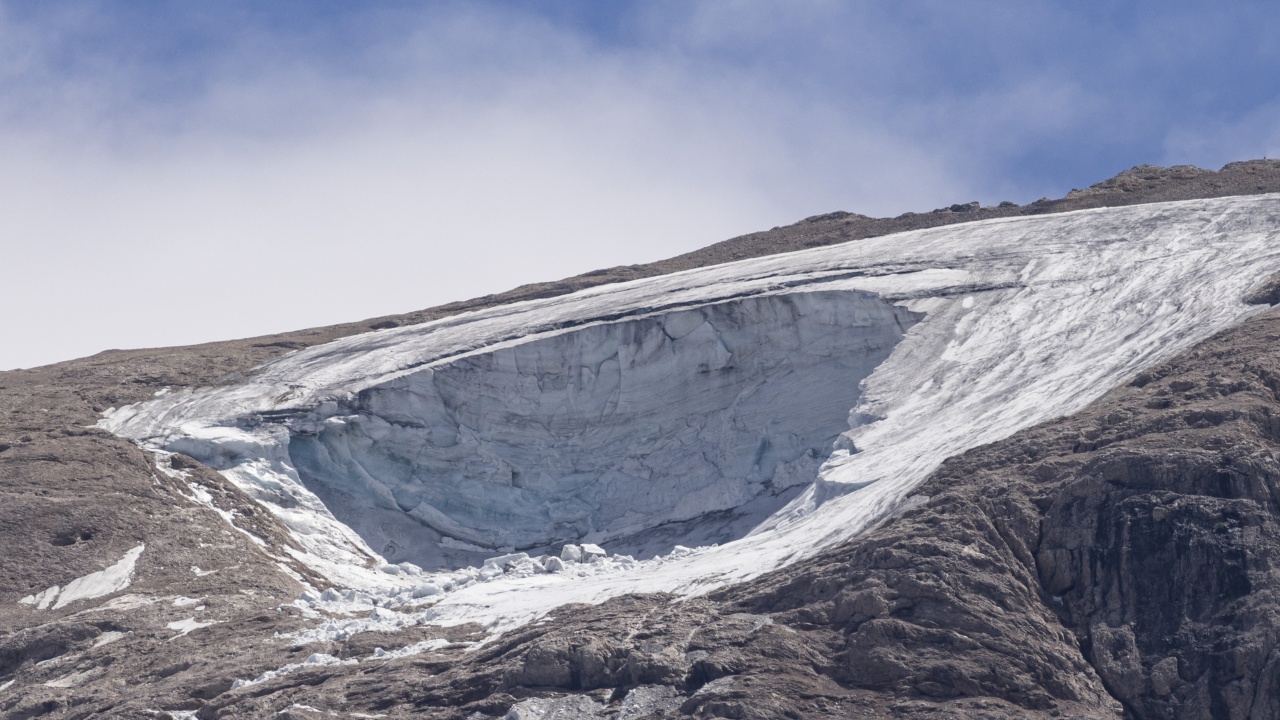 Нова пукнатина се отвори в ледника Мармолада, погубил преди месец 11 планинари