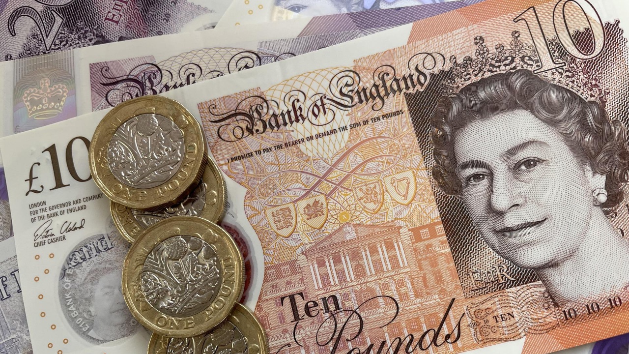 Великобритания увеличава заплатите на работещите в публичния сектор, но увеличението е под нивото на инфлацията