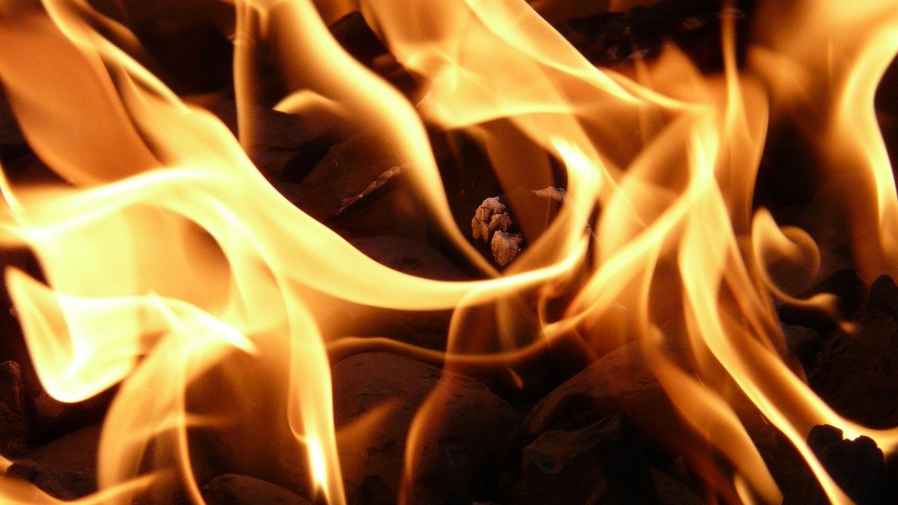 Пожарът край Казанлък пламна отново