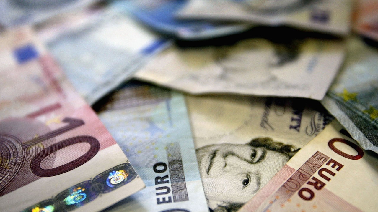 Еврото остава под натиск на фона на кризата в Италия