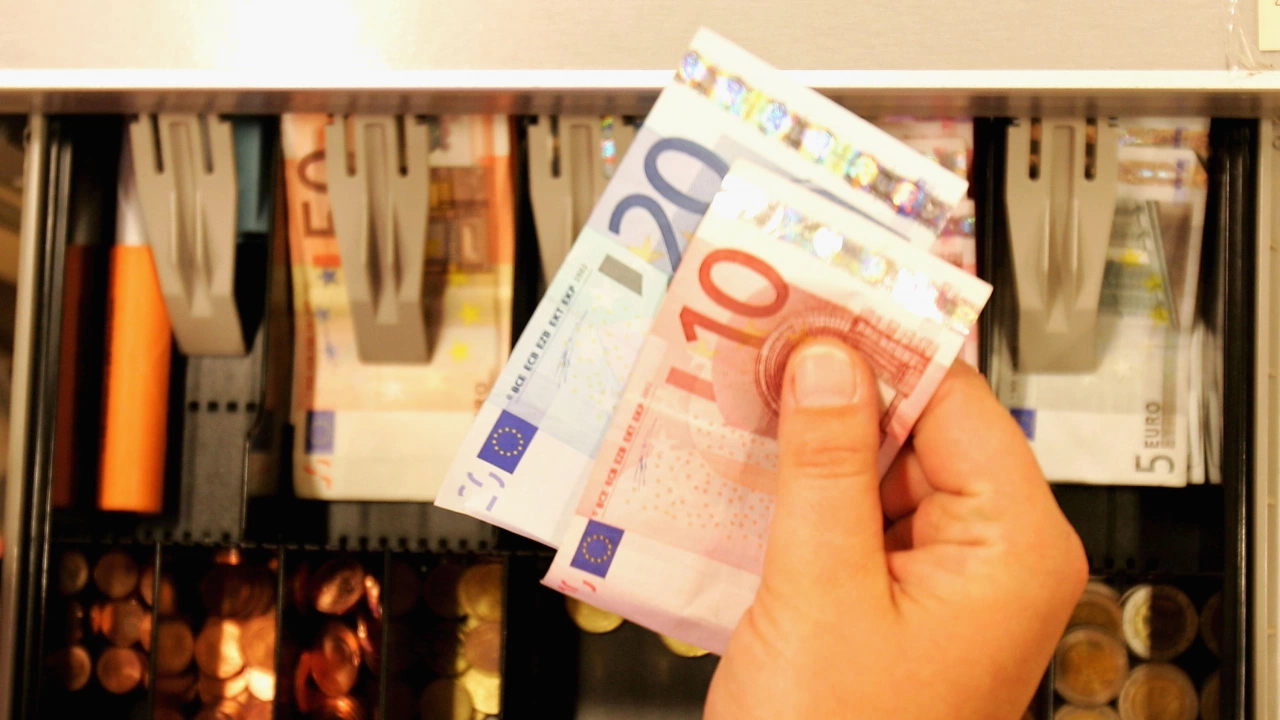 Курсът на еврото днес остава стабилен малко над паритета спрямо