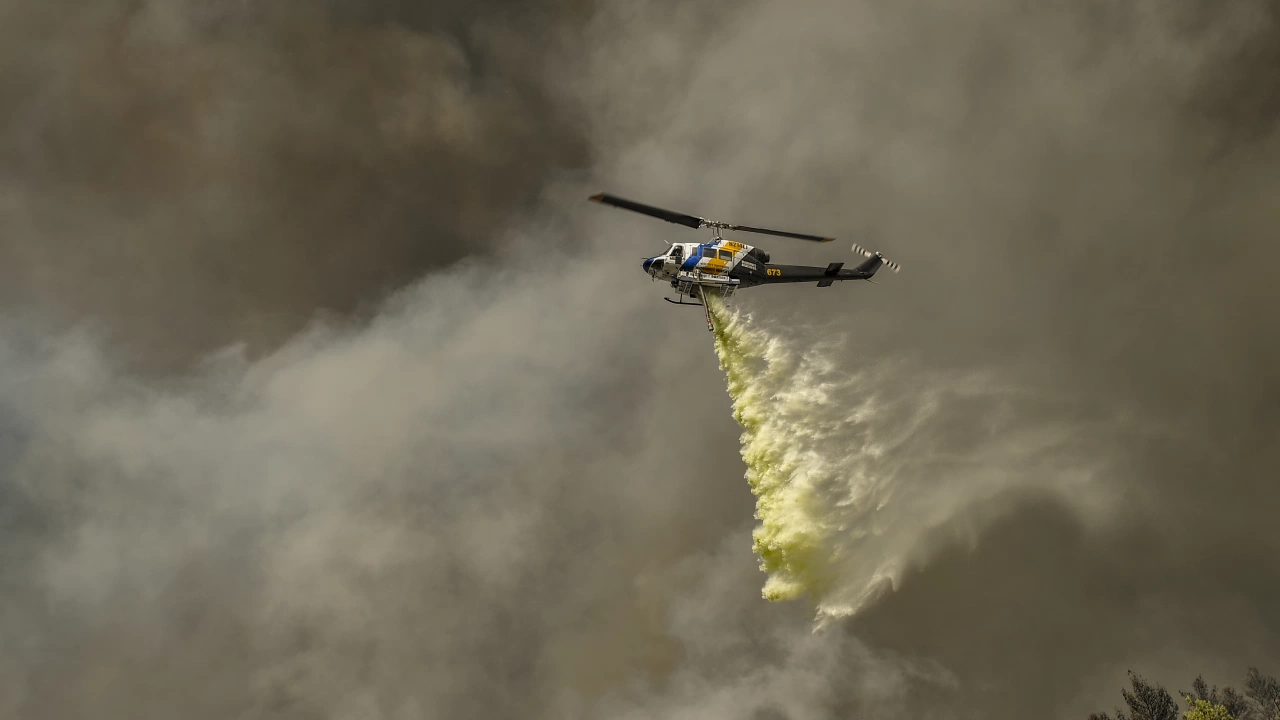 Над 180 пожарникари се борят със силен пожар на платото