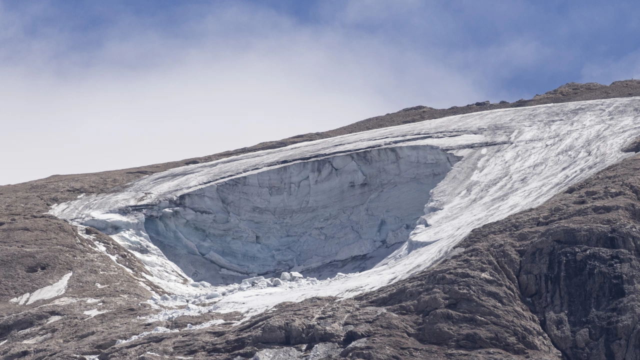 Нова пукнатина се е отворила в ледника Мармолада в Североизточна
