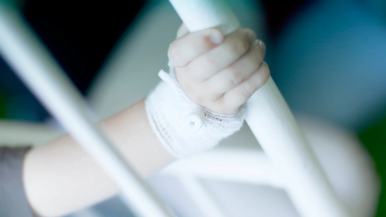 Лекари се борят за живота на 6 годишното дете ударено от