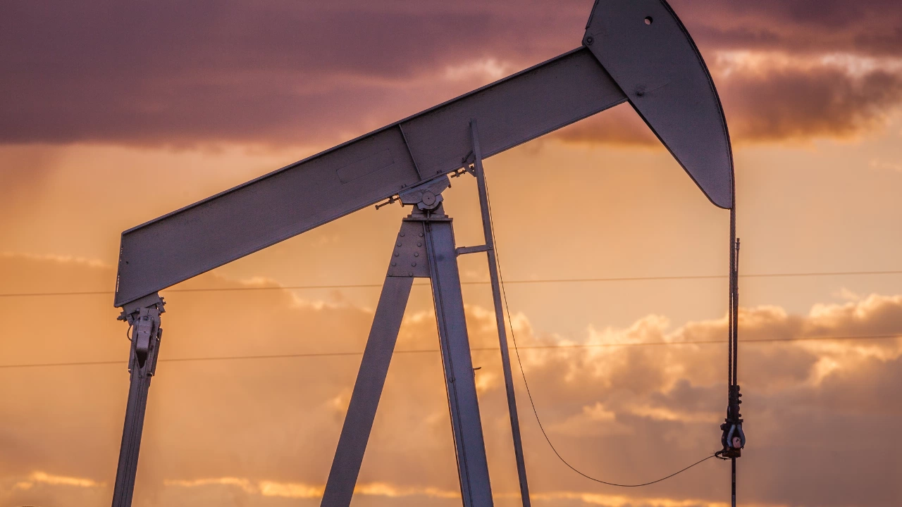 Цените на петрола на световните пазари днес отново поеха надолу