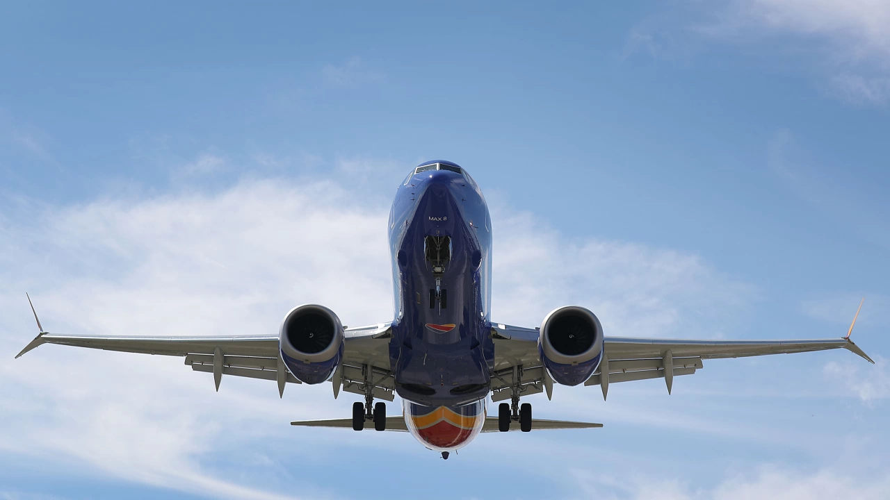 Американският производител на самолети Боинг Boeing запази преднината си пред