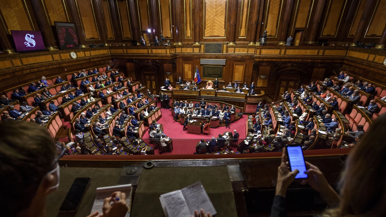 Предсрочните парламентарни избори в Италия ще се проведат на 25