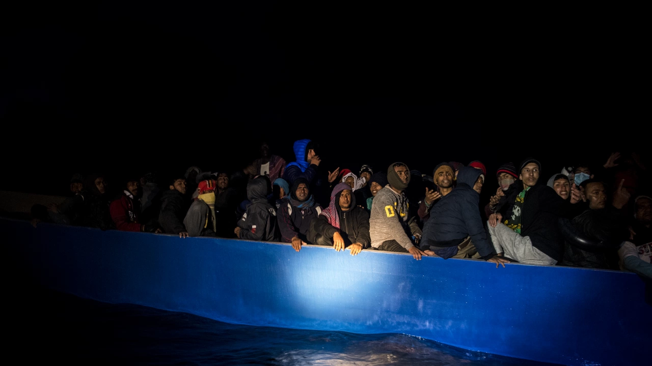 Близо 700 мигранти бяха спасени днес край бреговете на Южна