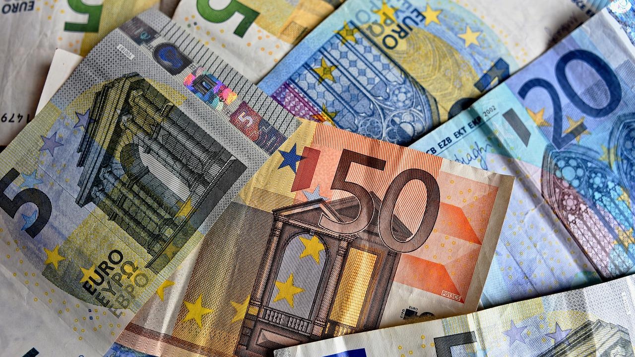 Курсът на еврото днес остана сравнително стабилен, след като снощи