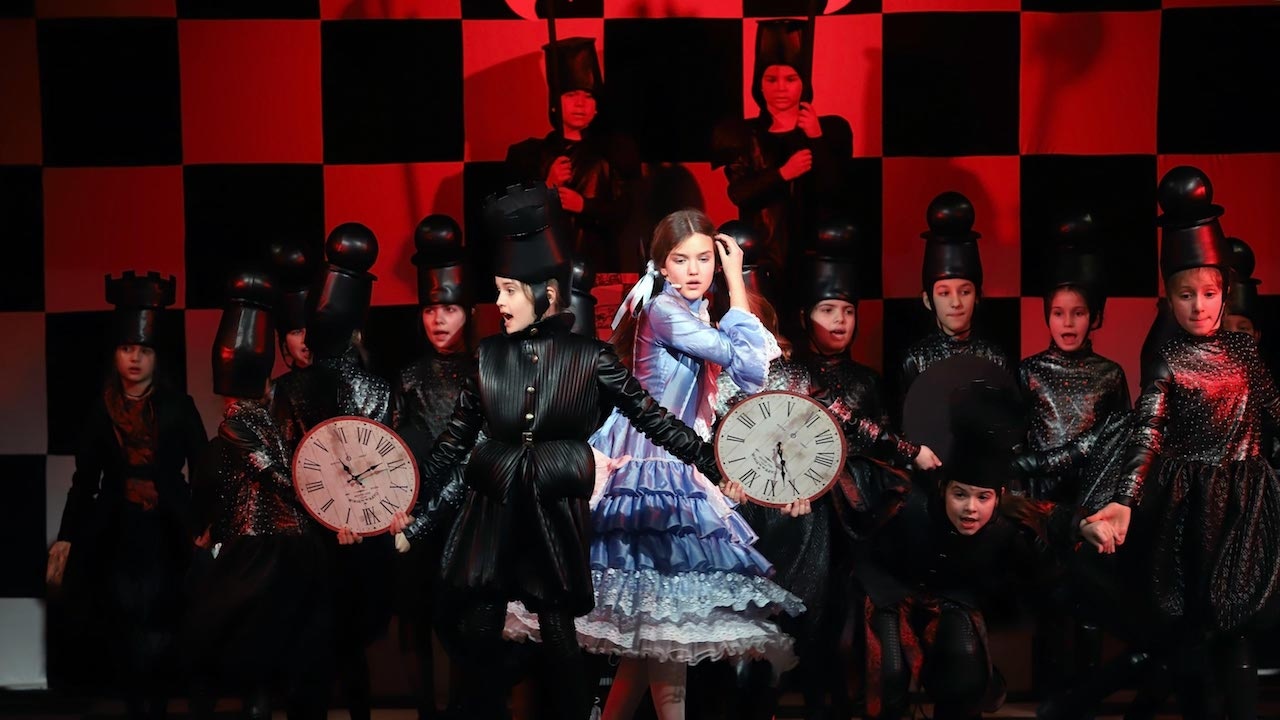 Мюзикълът “Алиса в огледалния свят” гостува във Велико Търново и София