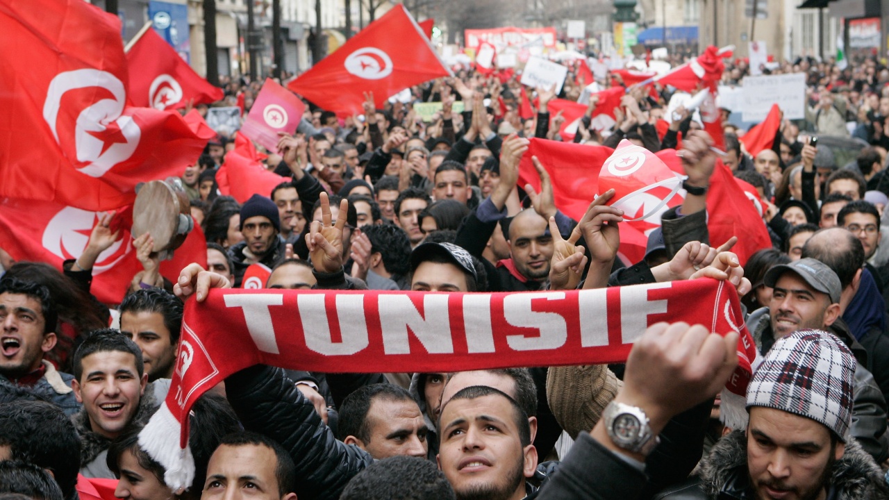 Стотици привърженици на тунизийския президент излязоха по улиците в очакване на резултатите от референдума