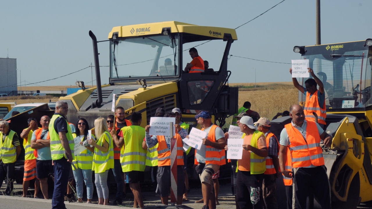 Протестиращи пътни строители затвориха за кратко пътя Русе – Свиленград край Велико Търново