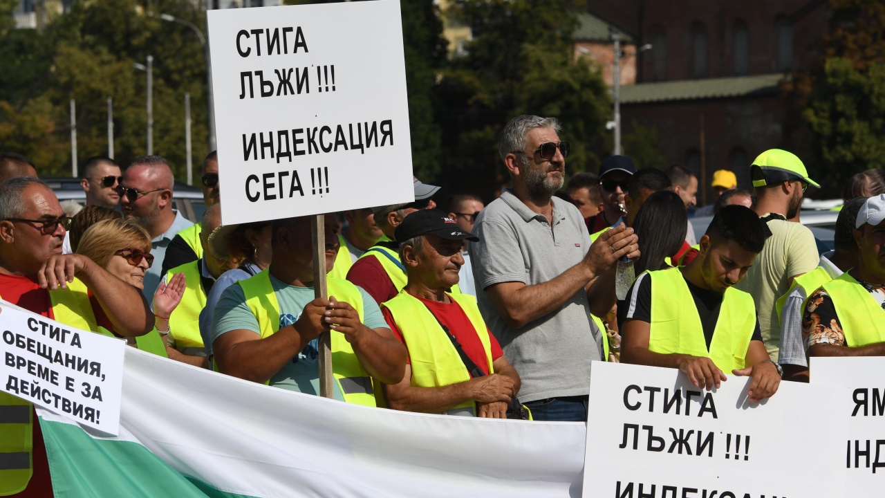 Пътните строители блокират София и България