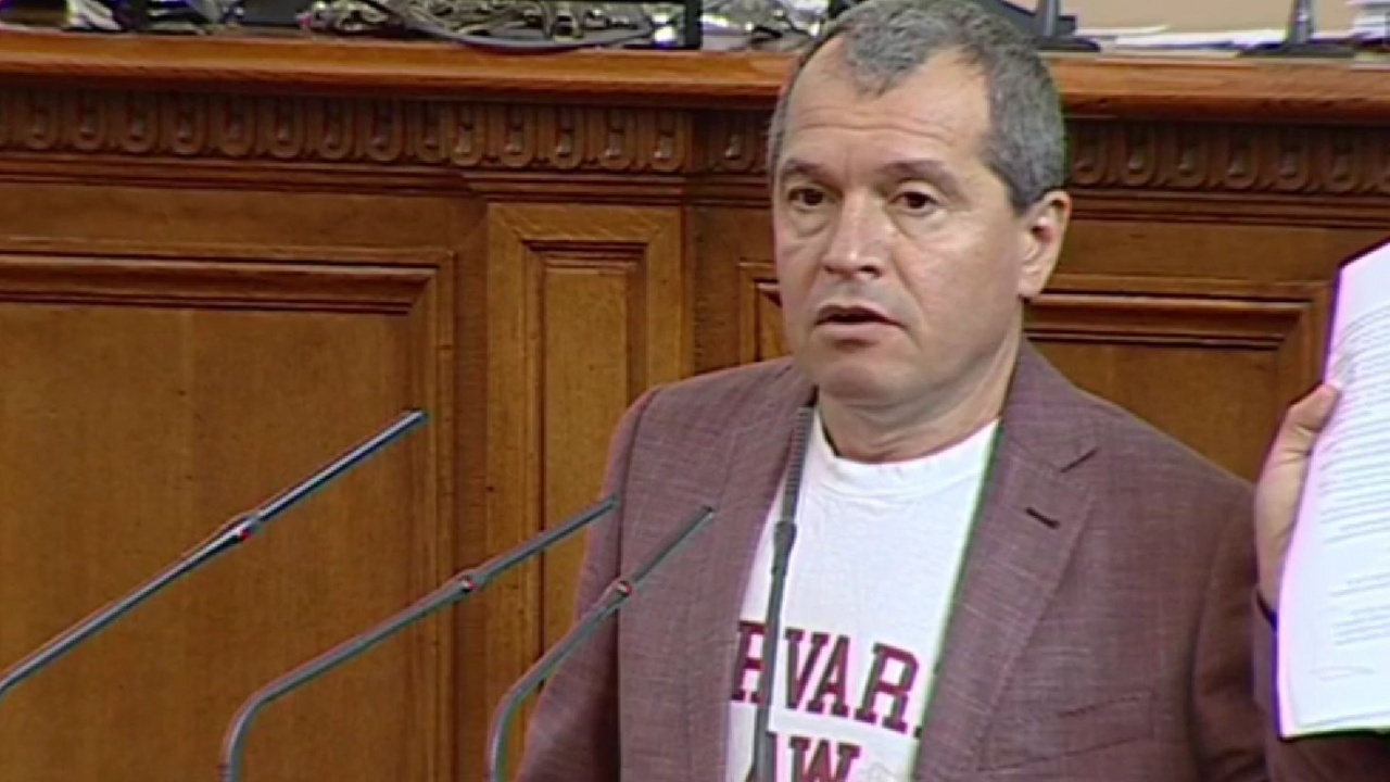 Председателят на НС към Тошко Йорданов: Вашето облекло не отговаря на висотата на тази трибуна