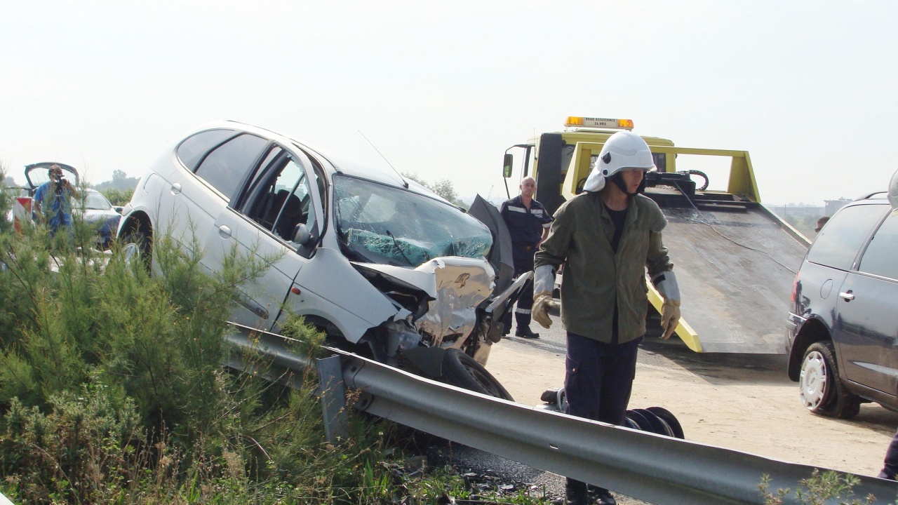 Верижна катастрофа от 12 коли на изхода на София при разклона за Нови хан, има ранени