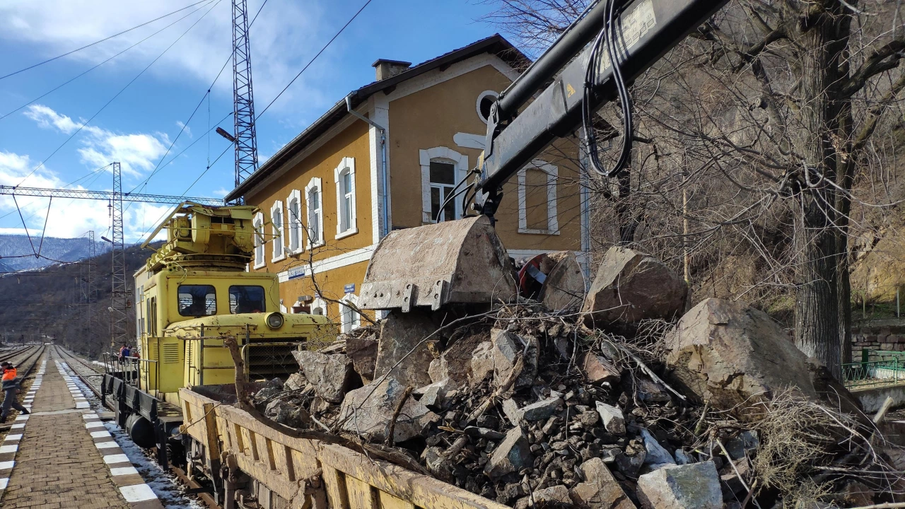 Жилищни сгради се напукват и рушат заради свлачище в Бобов