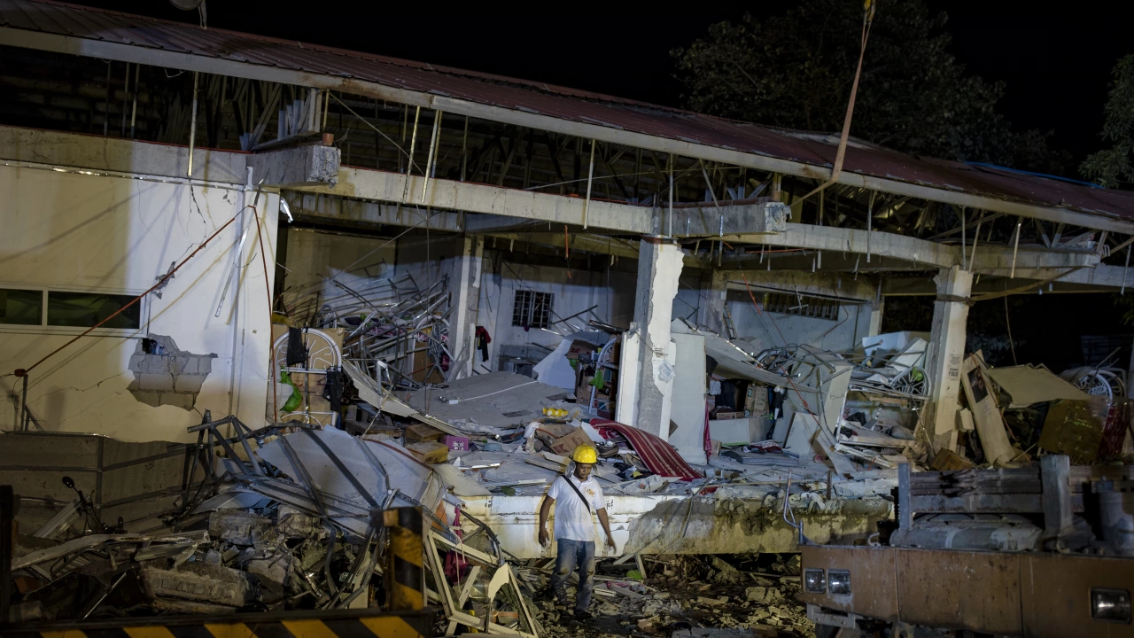 Четирима души загинаха а 60 бяха ранени след силното земетресение