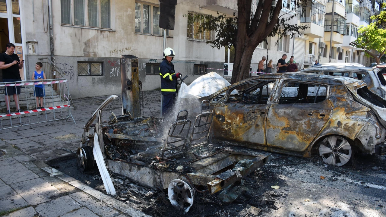 Три автомобила са изгорели на улица Васил Друмев до Двореца