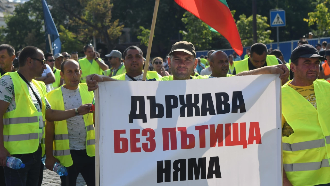Втори ден продължават протестите на пътностроителните фирми след като обявиха