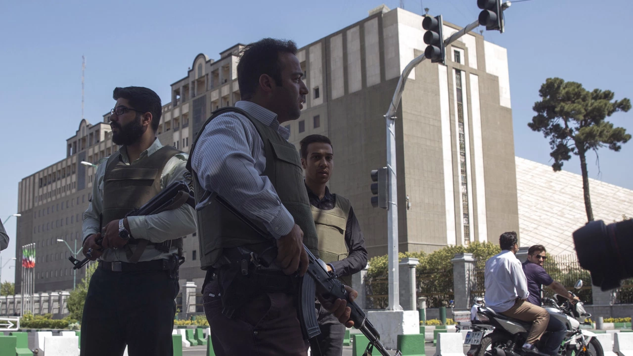 Иранската полиция е арестувала предполагаем ръководител и четирима членове на