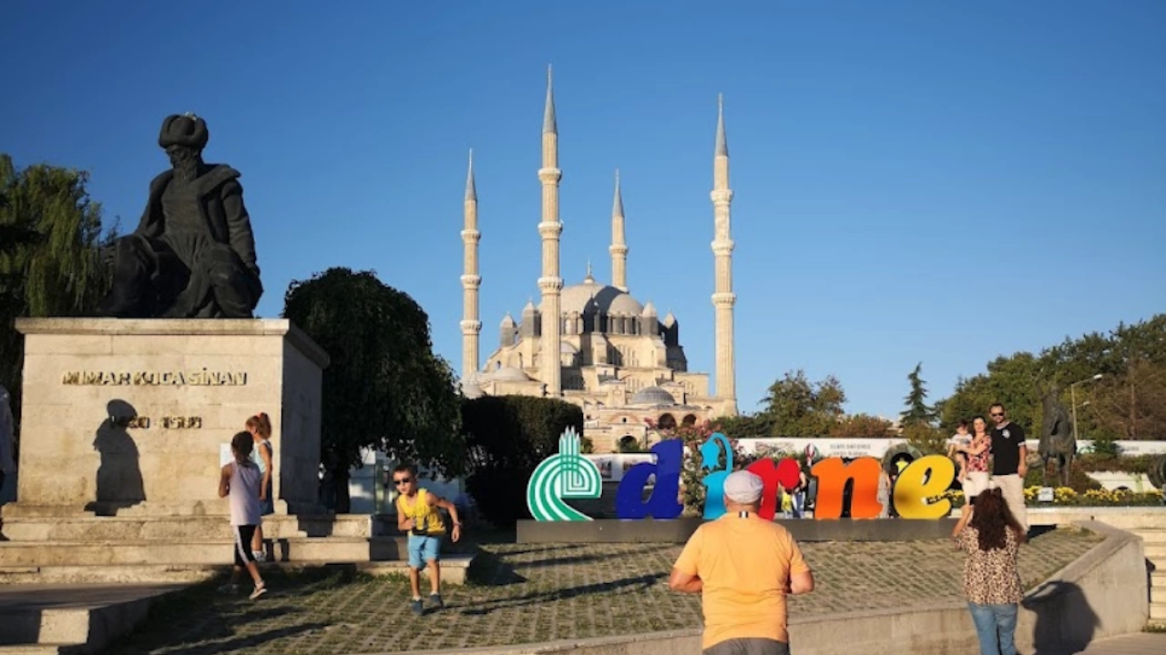 Поток от туристи изпълни турския град Одрин днес след съобщението