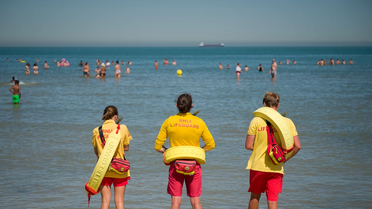Спасители предотвратиха трагедия с групово удавяне на Южния плаж в Несебър
