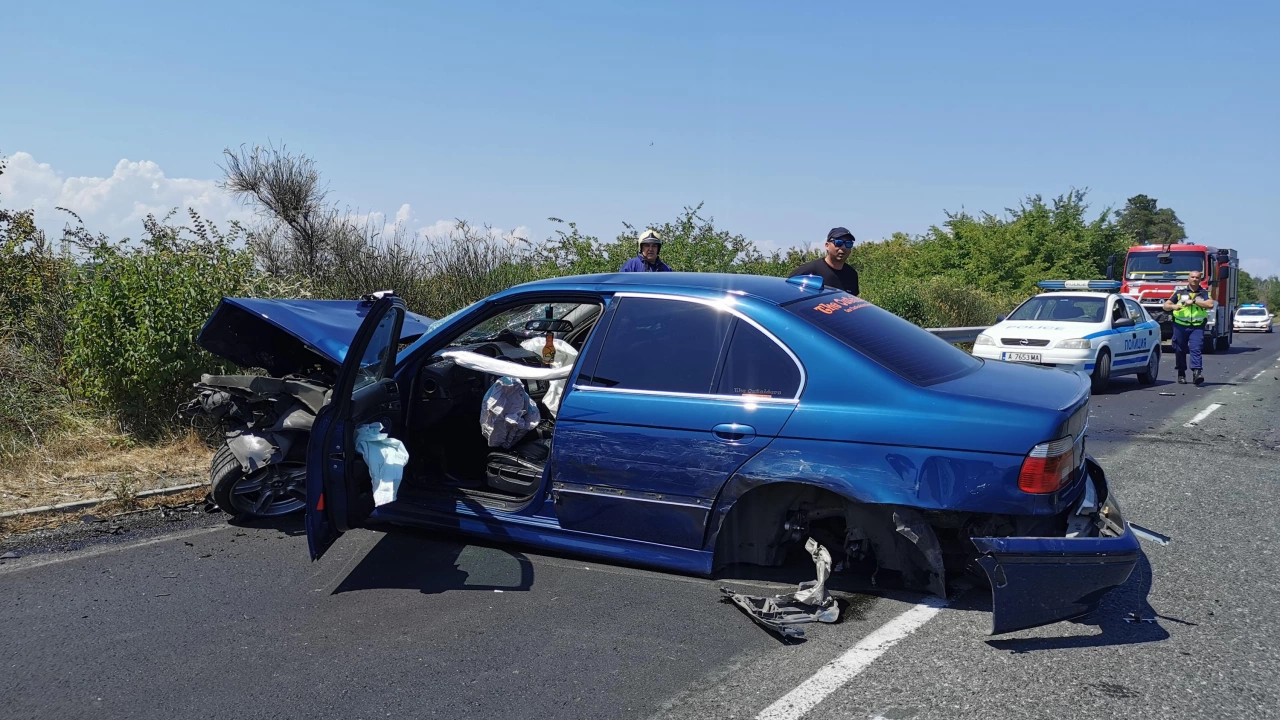 Три автомобила са катастрофирали на пътя между село Равадиново и