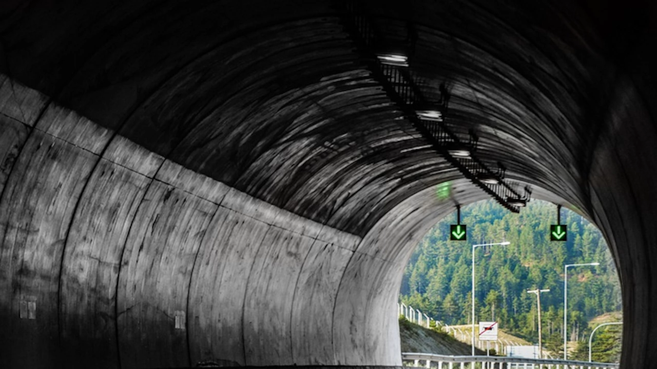 Прекъснато е електричеството в тунела Железница на главен път Е 79