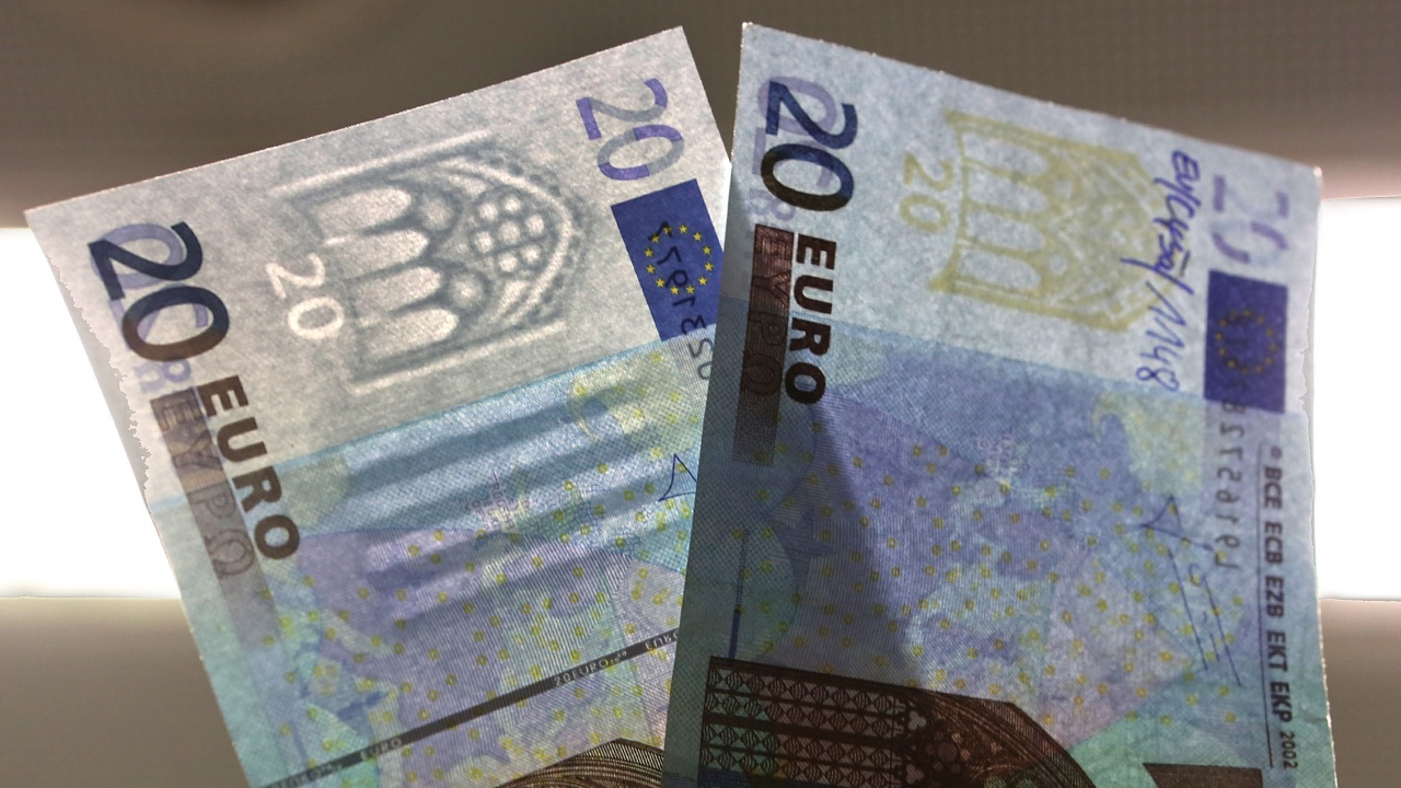 Курсът на еврото днес се задържа над прага от 1,02