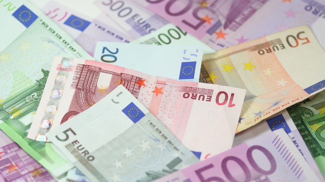 Еврото се търгува значително над 1,02 долара