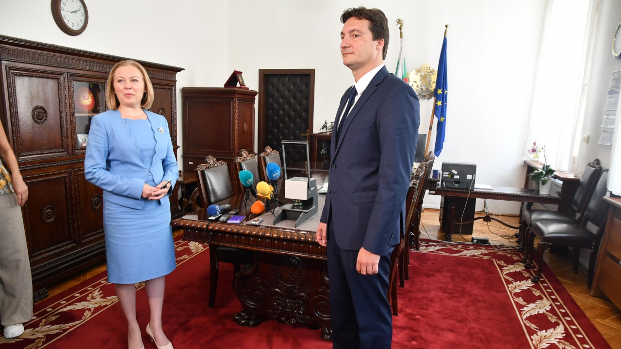 Служебният министър на правосъдието Крум Зарков прие поста от Надежда Йорданова