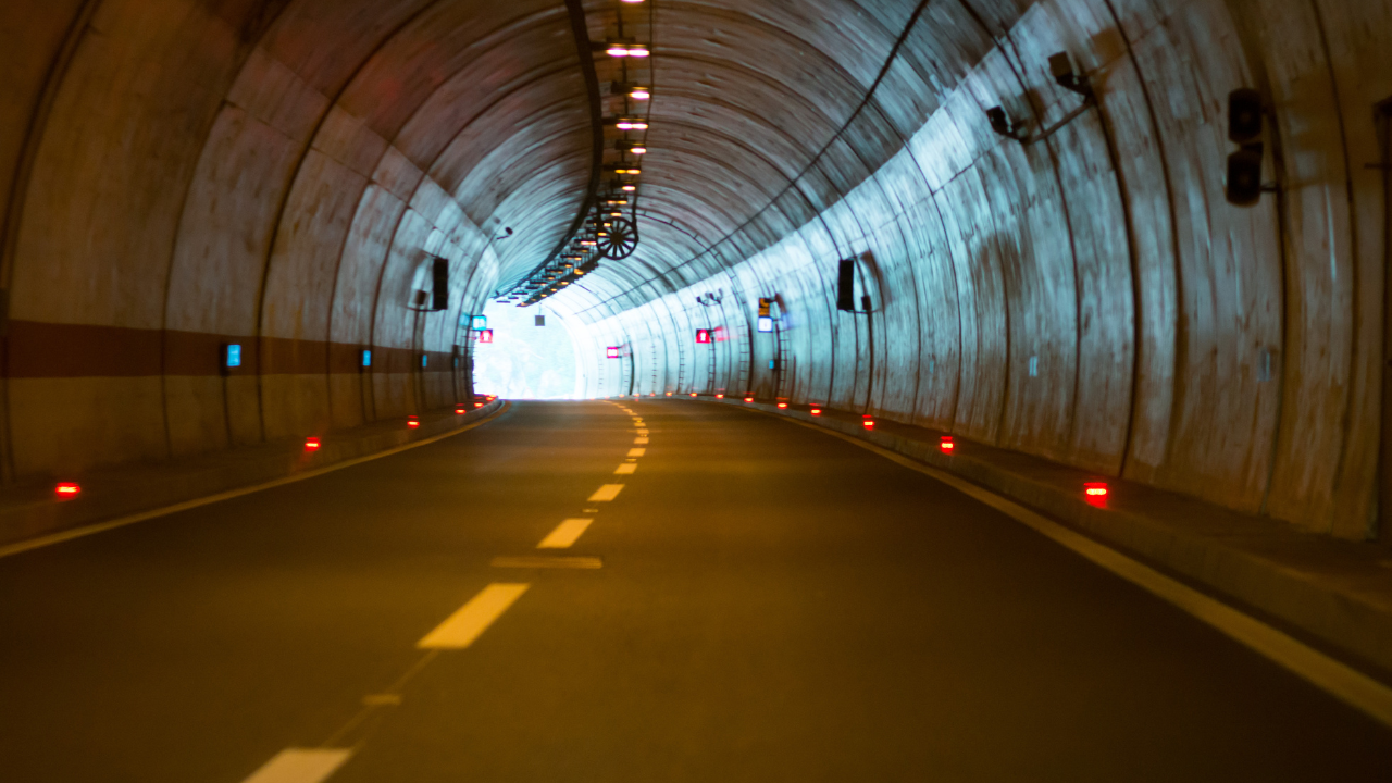 Осветлението в тунел "Железница" не работи заради разбит трафопост