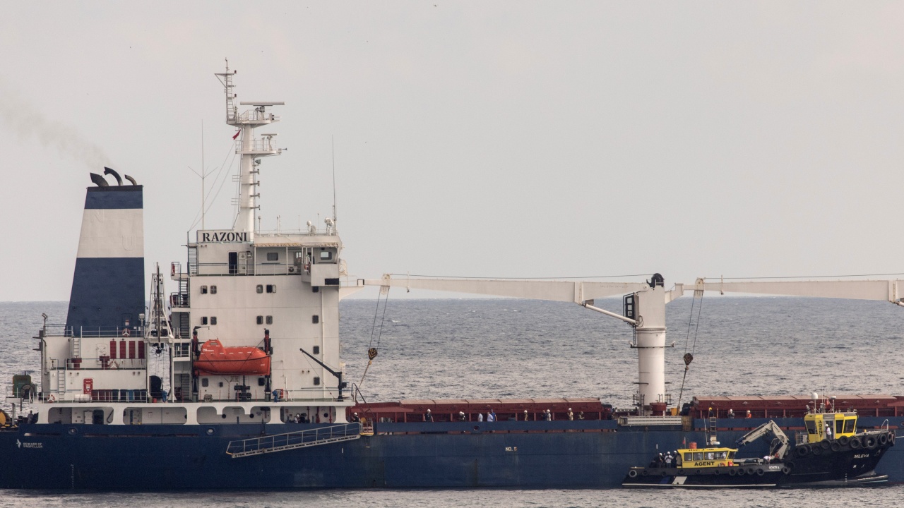 След инспекцията: Корабът с украинско зърно продължава пътя си през Босфора към Ливан