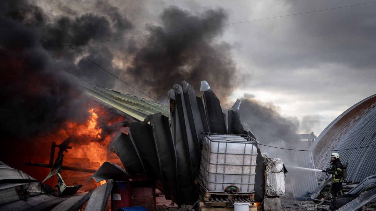 Огромен пожар бушува в склад край Москва