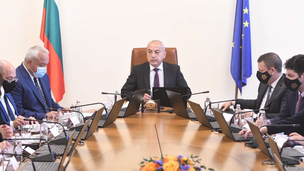 На първото си заседание: Кабинетът "Донев" отмени три решения на кабинета "Петков" и одобри план-сметка за изборите