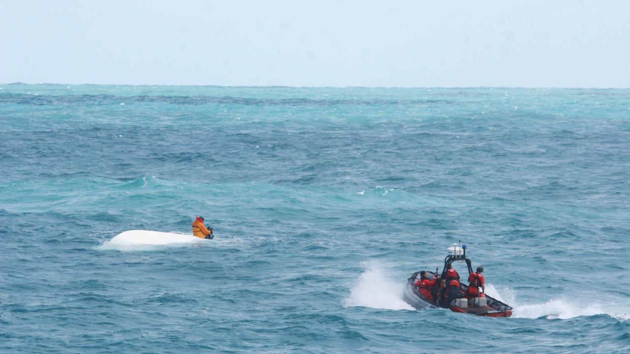 Спасиха 62-годишен мъж, оцелял 16 часа под преобърната лодка в Атлантическия океан