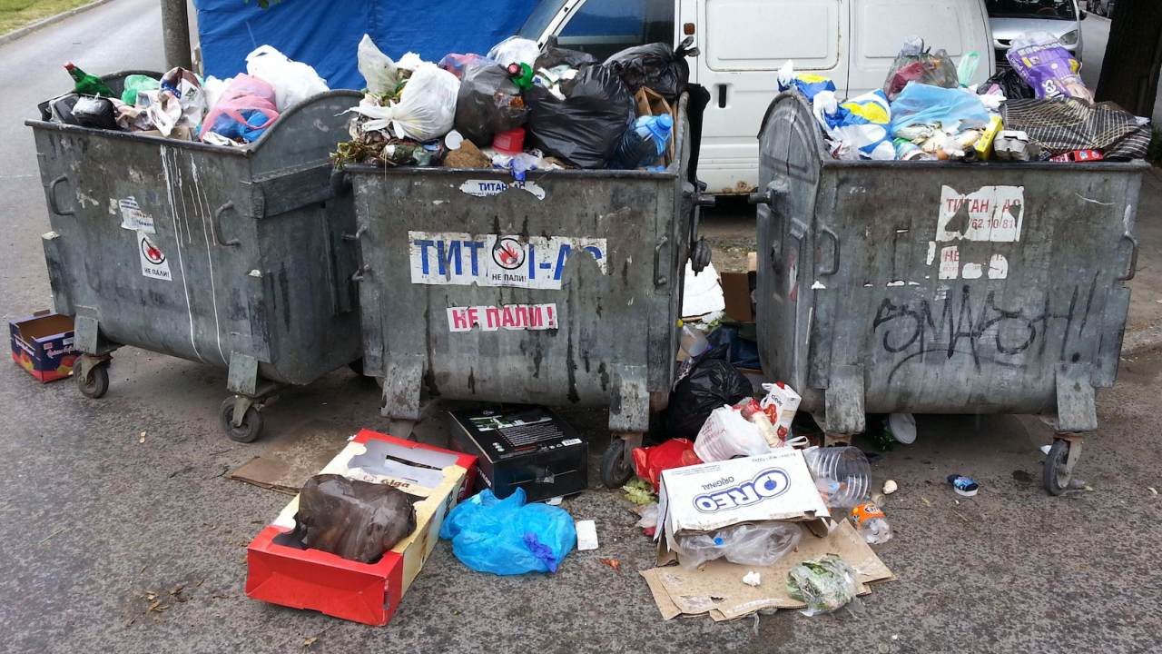 РИОСВ-Варна изисква от общината спешно да изчисти боклуците в центъра на града