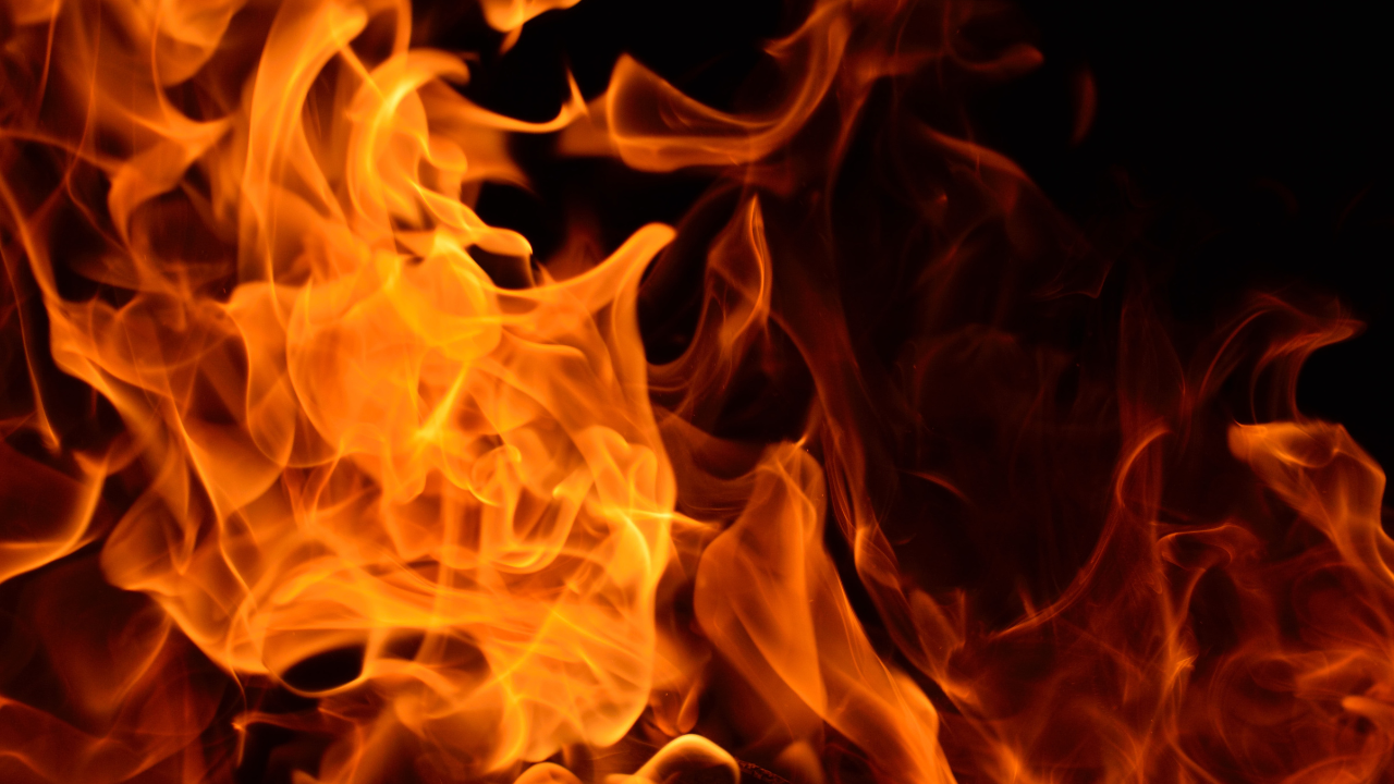 Изпепеленият бар в Китен: Дете успява да се измъкне след пламването