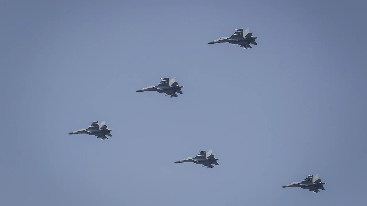 Военни самолети на Китай прелитат тази сутрин близо да въздушната