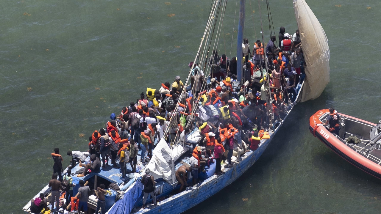 Близо 700 нелегални мигранти са прекосили Ламанша в понеделник 1