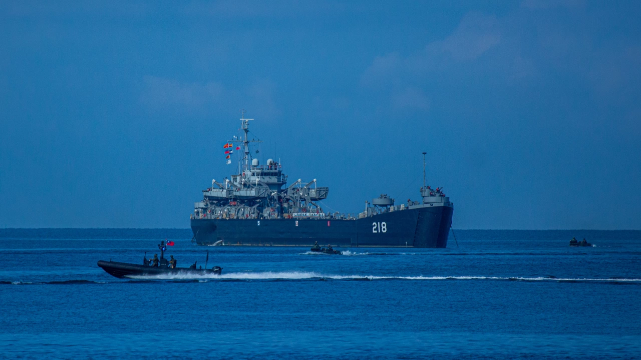 Китай започва най големите си военни учения в моретата около Тайван