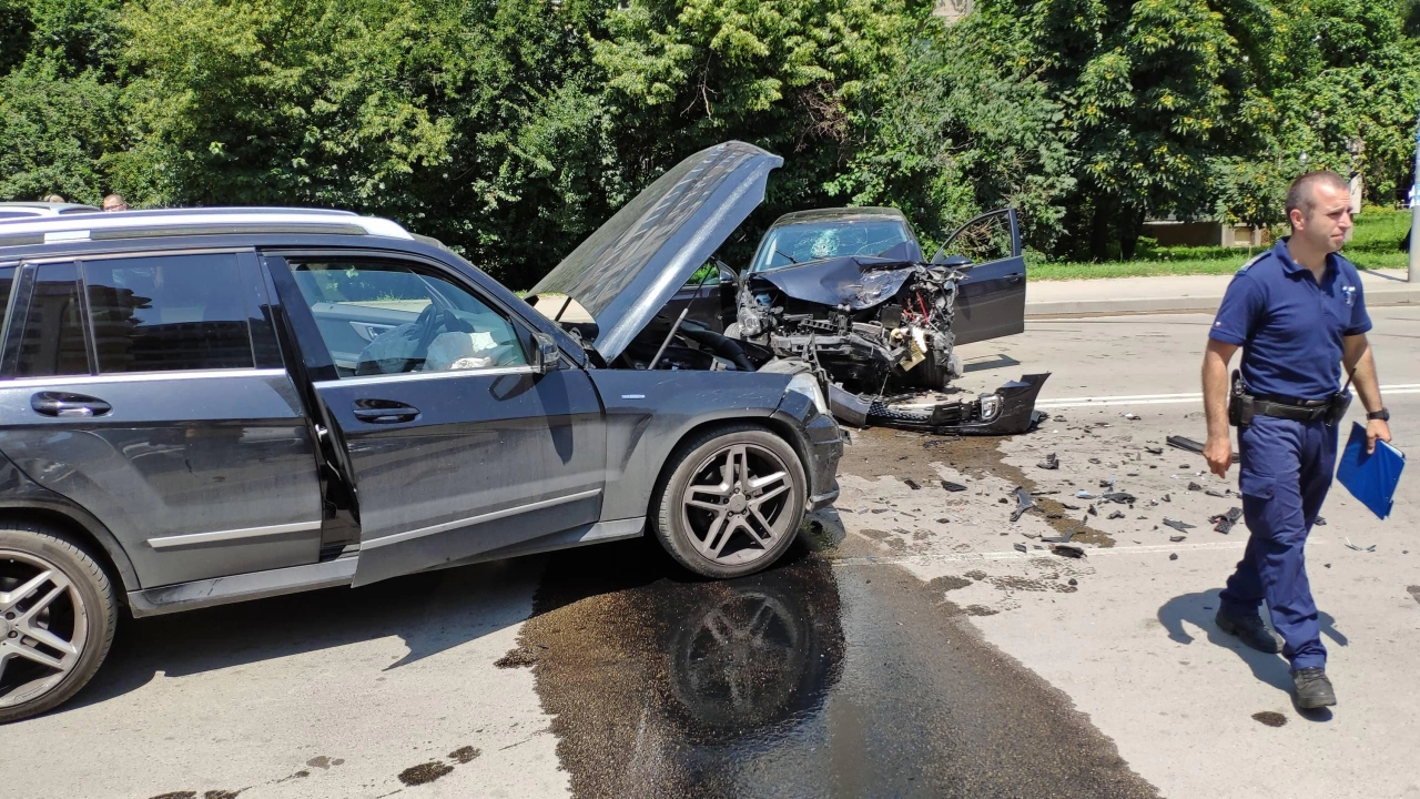 Катастрофа между два леки автомобила на кръстовището между бул Сливница